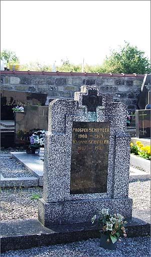 Tombe (n°8), type 4, ensemble trois quarts gauche.