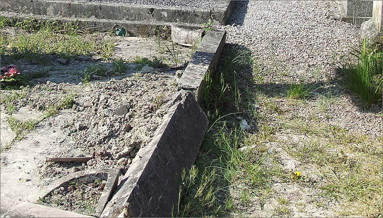 Tombe (n°9), type 1, détail fosse d'inhumation, ensemble trois quarts gauche.