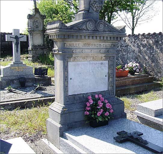 Tombe (n°10), type 1, ensemble trois quarts gauche.