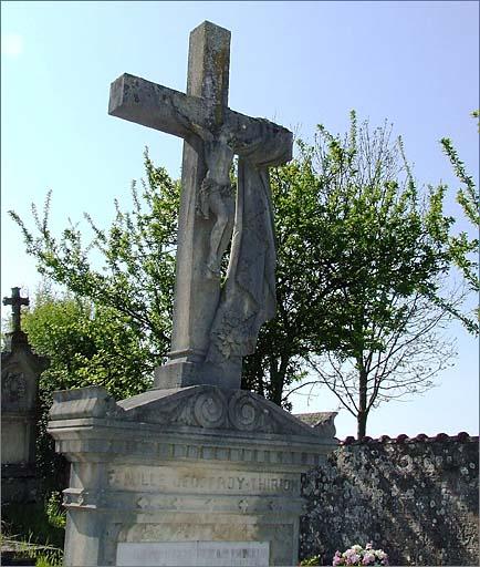 Tombe (n°10), type 1, détail croix sommitale, ensemble trois quarts gauche.