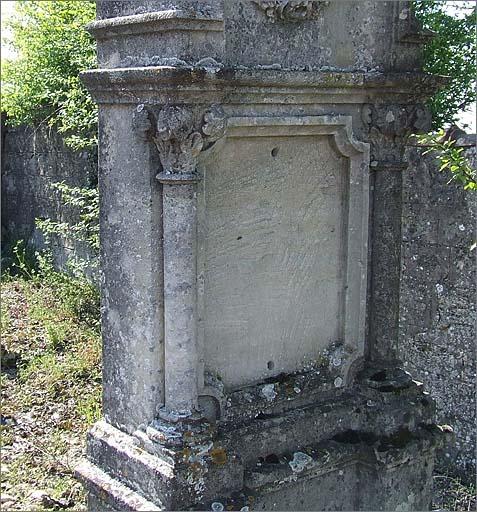 Tombe (n°14), type 2, détail, ensemble trois quarts gauche.