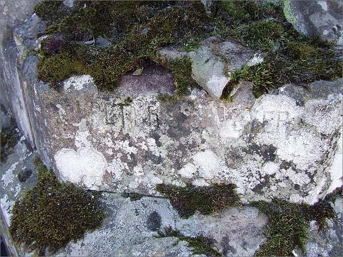 Tombe (n°15), type 2, détail de la signature, ensemble face.