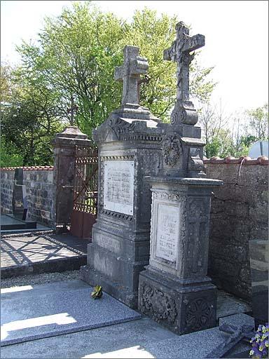 Tombe (n°17 et 18), type 1, ensemble trois quarts droit.