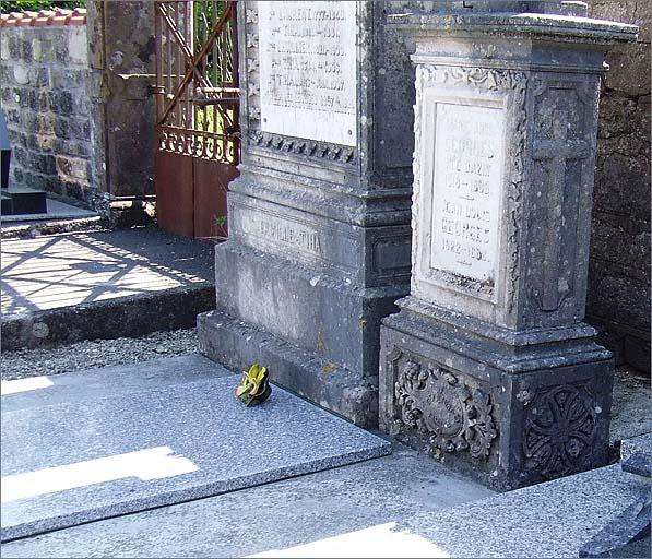 Tombe (n°17 et 18), type 1, socles détails, ensemble trois quarts droit.