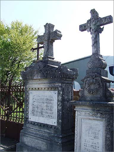 Tombe (n°17 et 18), type 1, ensemble trois quarts droit.