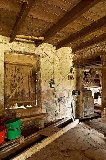 Bâtiment de stockage, rez-de-chaussée, détail des rigoles d'amenée des pommes de terre.