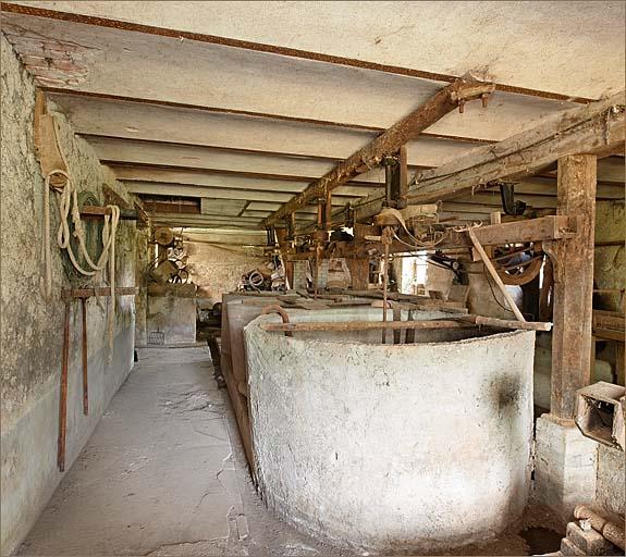 Bâtiment de la féculerie, rez-de-chaussée, cuves de lavage de la fécule, vue d'ensemble de trois-quarts droit.