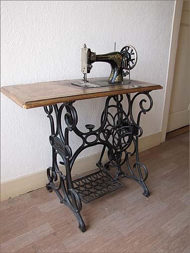 Machine à coudre : ensemble trois quarts gauche (ouvert)
