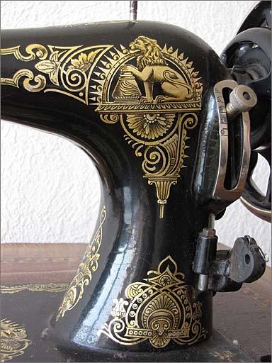 Machine à coudre : détail du décor de la machine.