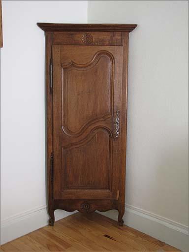 Armoire d'encoignure (meuble n° 3) : ensemble face.