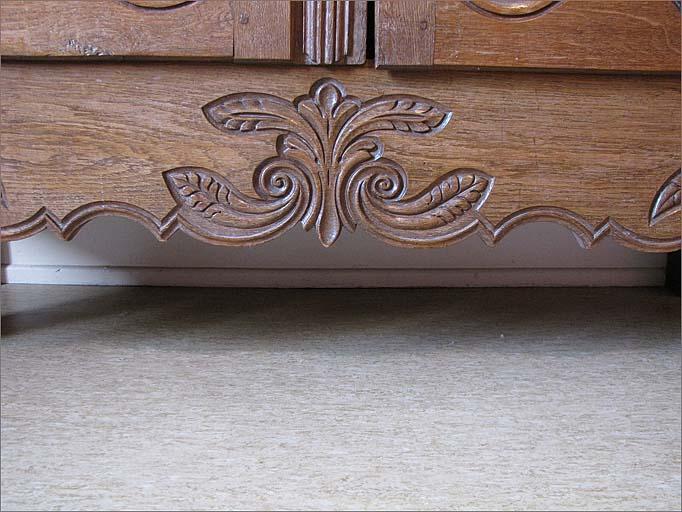 Détail du décor de la traverse inférieure.