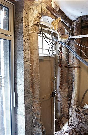 Rez-de-chaussée, ancien réfectoire ; colonnettes CO023 et CO024, vue d'ensemble trois-quarts.