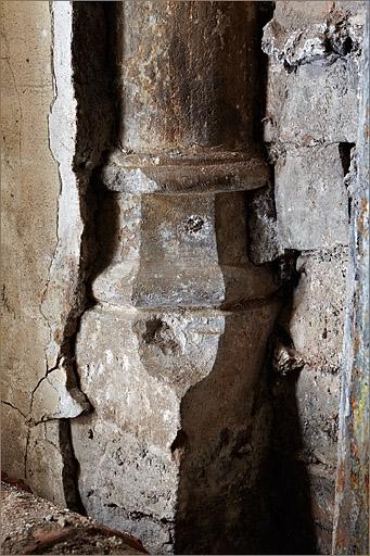 Rez-de-chaussée, ancien réfectoire ; colonnette CO023, détail base.