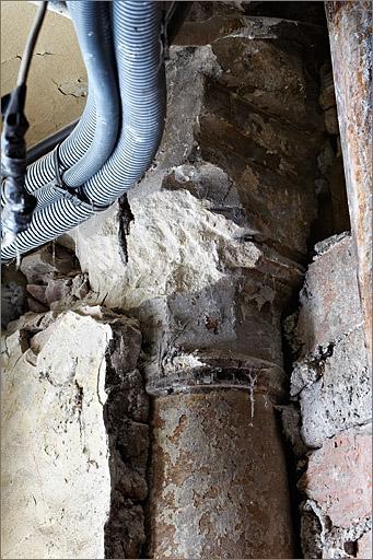 Rez-de-chaussée, ancien réfectoire ; colonnette CO023, détail chapiteau et corbeau.