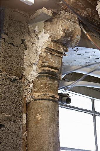 Rez-de-chaussée, ancien réfectoire ; colonnette CO024, détail chapiteau et corbeau vus de trois-quarts.