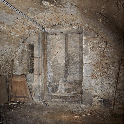 Cave voûtée, ancien escalier d'accès.