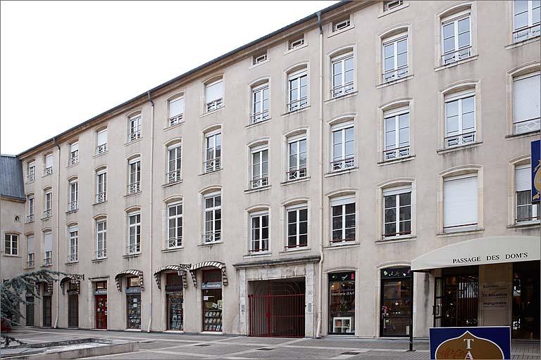 L'ancien bâtiment conventuel et le passage couvert, ensemble trois quarts droit.