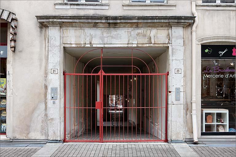 Passage couvert vers la rue des Dominicains, détail du portail côté de la cour.