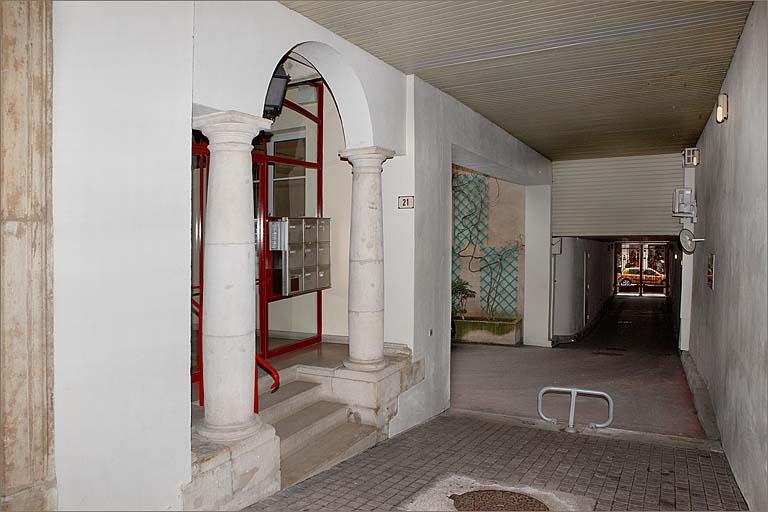 Passage couvert, vue partielle vers la rue (côté droit).