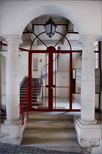Passage couvert, détail (côté droit) : colonnes encadrant l'entrée de l'immeuble, face.