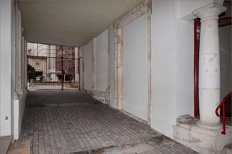 Passage couvert, vue partielle vers la cour (côté droit).
