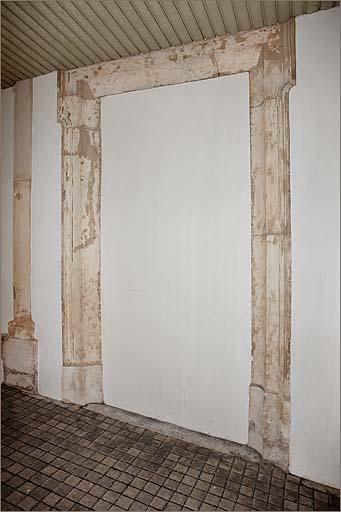Passage couvert, détail (côté droit) : ancienne porte menant au bâtiment conventuel (?).