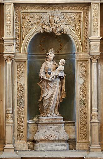 Niche centrale et statue de la Vierge à l'Enfant.