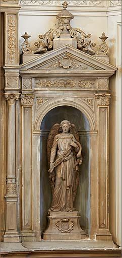 Niche latérale droite et statue d'ange.