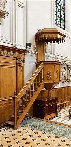 Chaire à prêcher et harmonium.