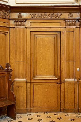 Un des panneaux (avec porte dérobée).