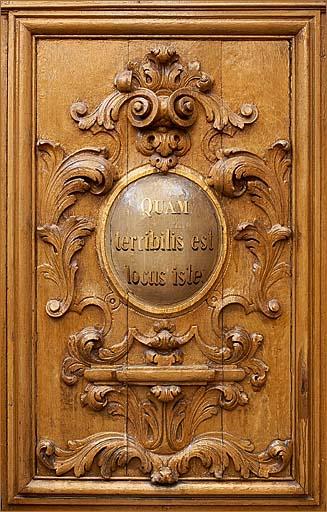 Détail du décor et du cartouche droit.