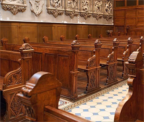 Bancs de fidèles.