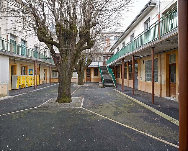 Cour 3, vers l'église.