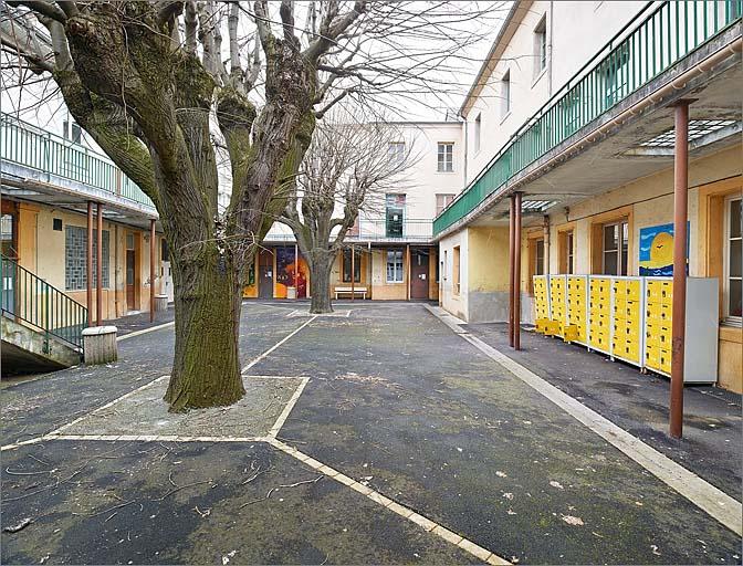 Cour 3, vers le corps G.