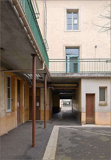 Cour 3 vers cour 2.