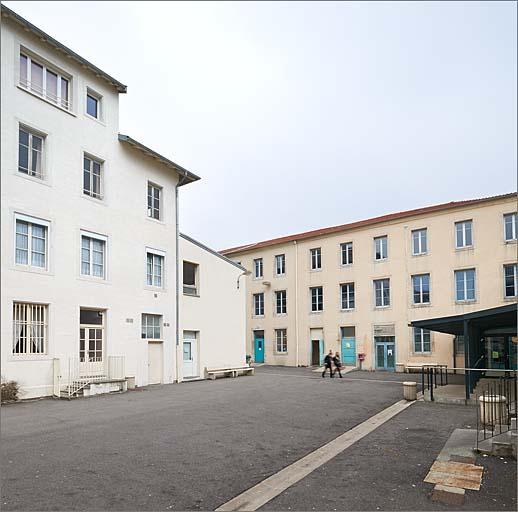 Cour 2 vers le corps G.