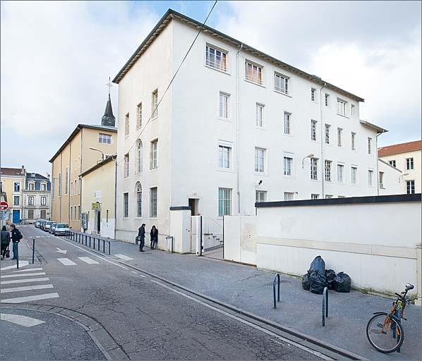 Vue des bâtiments depuis la rue Jeannot (corps C, A, B et façade latérale de l'église).