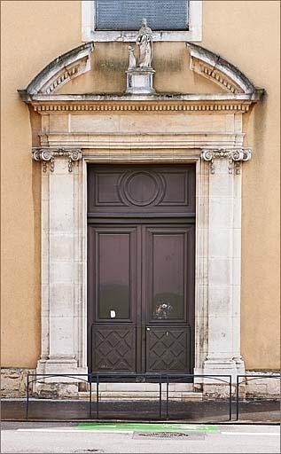 Façade sur la rue des Tiercelins, détail du portail.