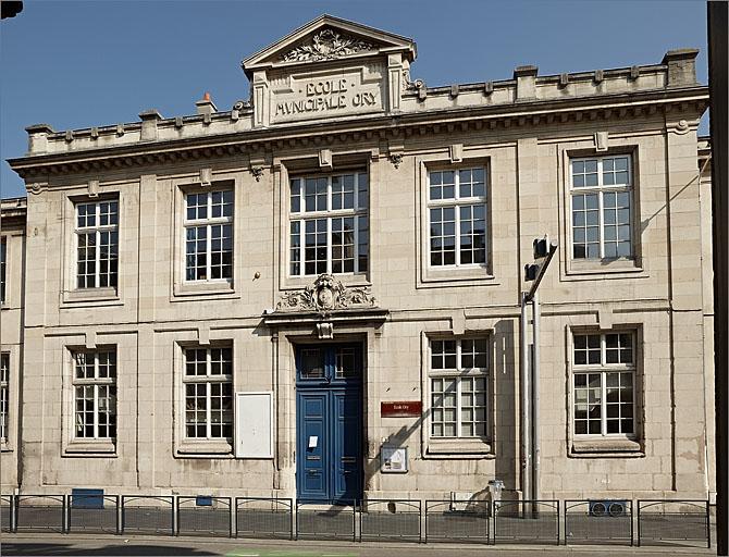 Elévation antérieure : vue partielle, avant corps.