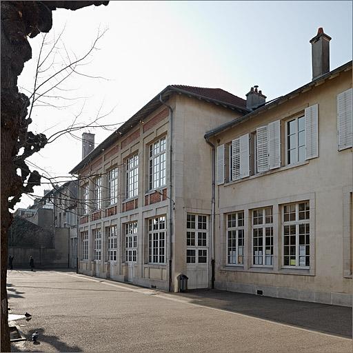 Elévation postérieure, trois quarts droit.