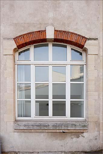 Façade postérieure, détail fenêtre.