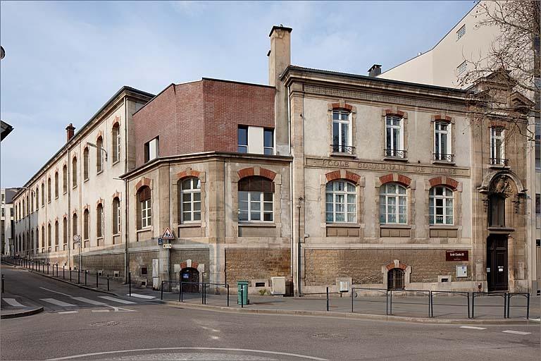 Elévation antérieure, vue d'ensemble.