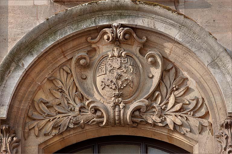 Façade antérieure, détail des armoiries.