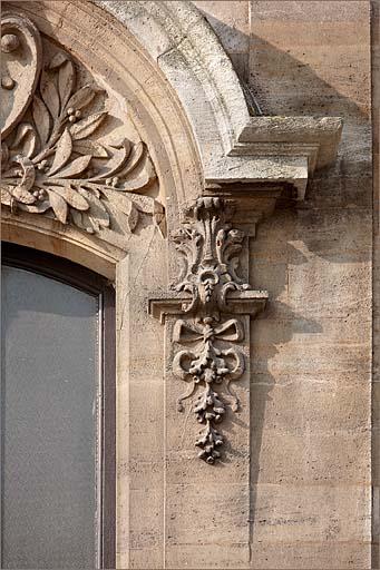 Façade antérieure, détail du décor.