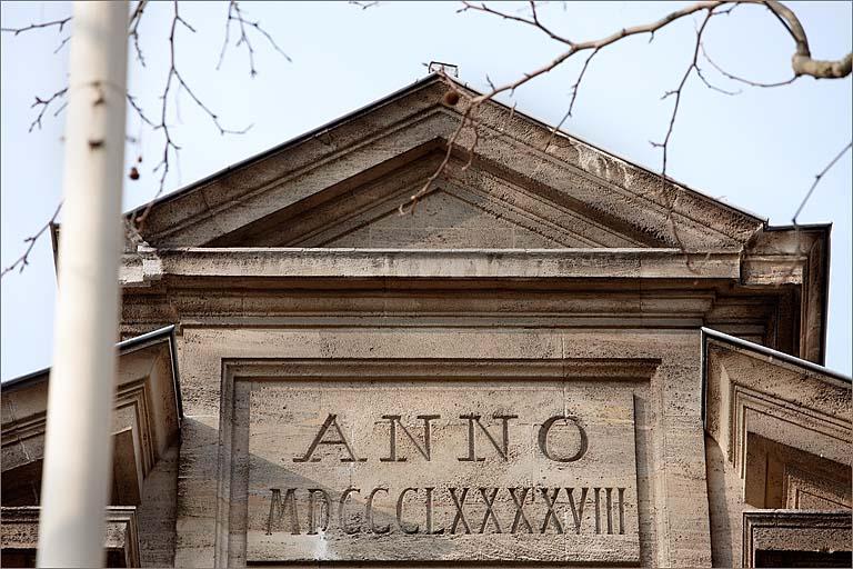 Façade antérieure, détail de la date.