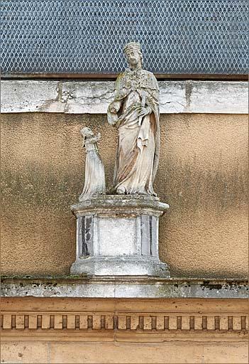 Groupe sculpté : sainte Elisabeth de Hongrie