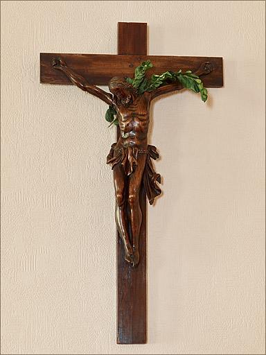 Statuette : Christ en croix