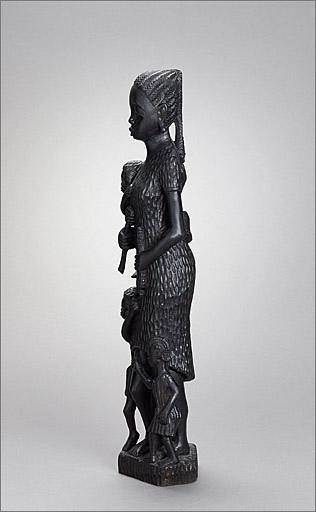Statuette n° 2, profil droit.