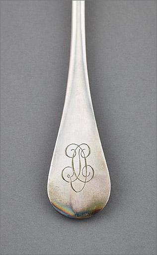 Ménagère n° 1, couvert n° 1, revers, détail du monogramme.