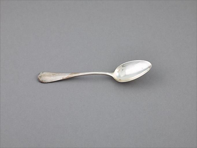 Ménagère n° 2, couvert n° 3, cuillère à dessert.